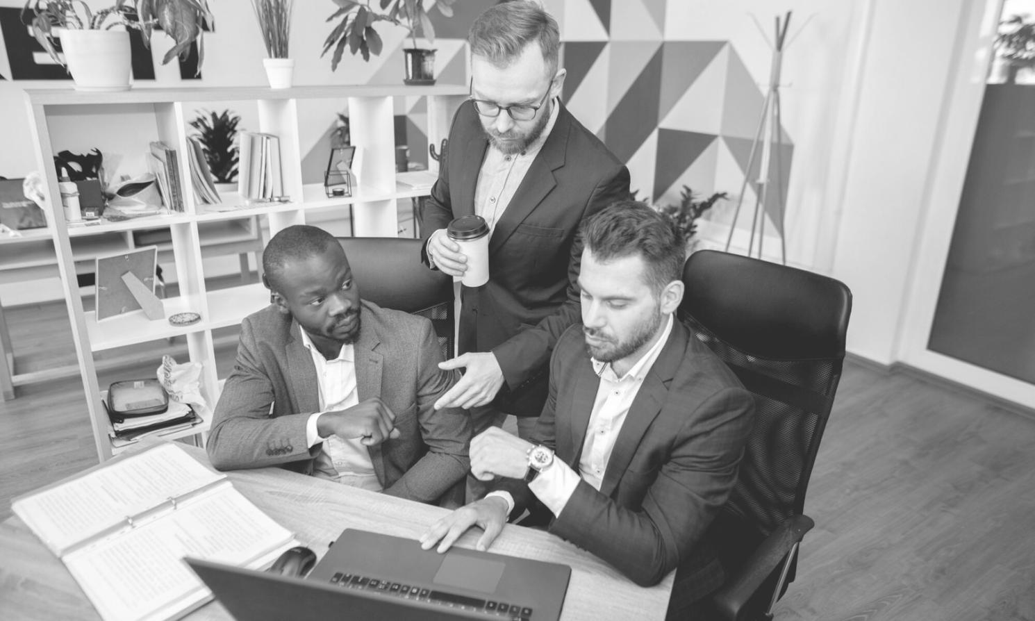 Equipo actual de nexolavireon trabajando en nuevos proyectos